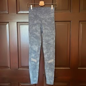 Alo Yoga moto leggings in sky blue Size S